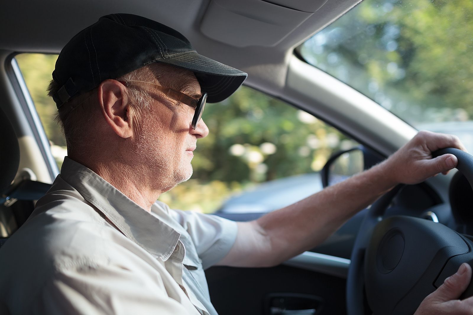 El truco del pulgar que puede evitarte un accidente en el coche (Bigstock)