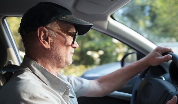 El truco del pulgar que puede evitarte un accidente en el coche (Bigstock)