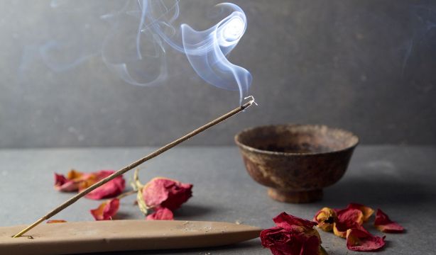 Advierten de los riesgos del incienso para la salud: más tóxico que el humo del tabaco