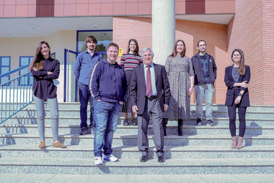Científicos de la Unidad de Neurología Cognitiva y Afasia (UNCA) con Carlos Latre. Fuente: UMA