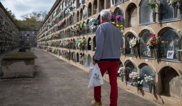 Cuánto cuesta morirse en España en 2024: un funeral no baja de 3.500 €  y puede llegar a 8.000