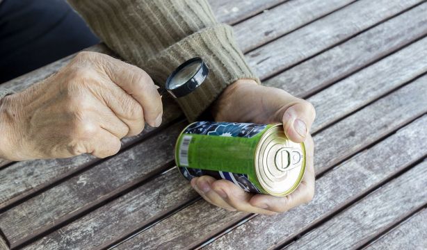 La mayoría de marcas alimentarias ignora a los mayores y siguen con etiquetas ilegibles