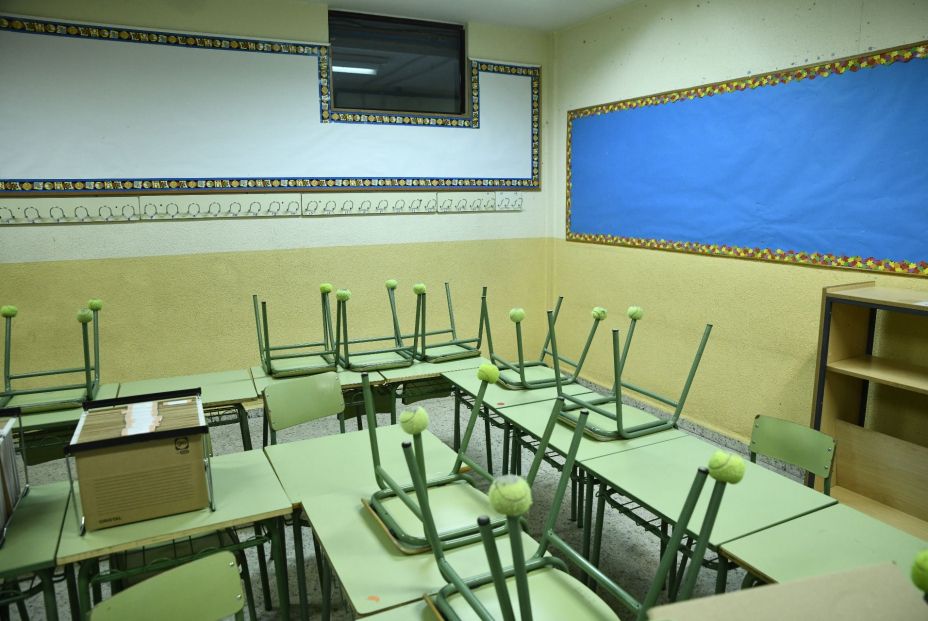 Sillas y mesas en un aula del Colegio de Educación Infantil y Primaria (CEIP) ‘Joaquín Costa’ de Madrid 