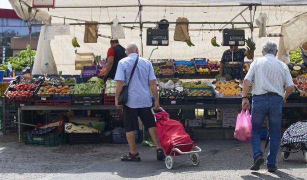 europapress 6179651 dos hombres compran puesto frutas verduras mercadillo plaza eliptica 29