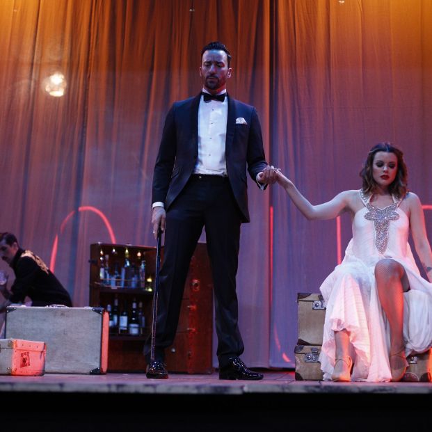 Pablo Puyol y la actiz Adriana Torrebejano durante el pase gráfico de la obra 'Muerte en el Nilo' en el Teatro Amaya de Madrid (Eduardo Parra:Europa Press)