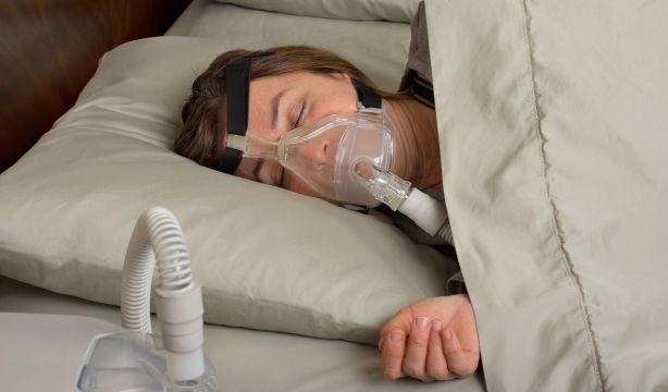 La apnea del sueño puede causar o agravar demencia, especialmente en mujeres. Fuente: Big Stock