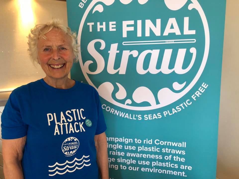 Pat Smith limpia con 70 años el plástico de más de 50 playas