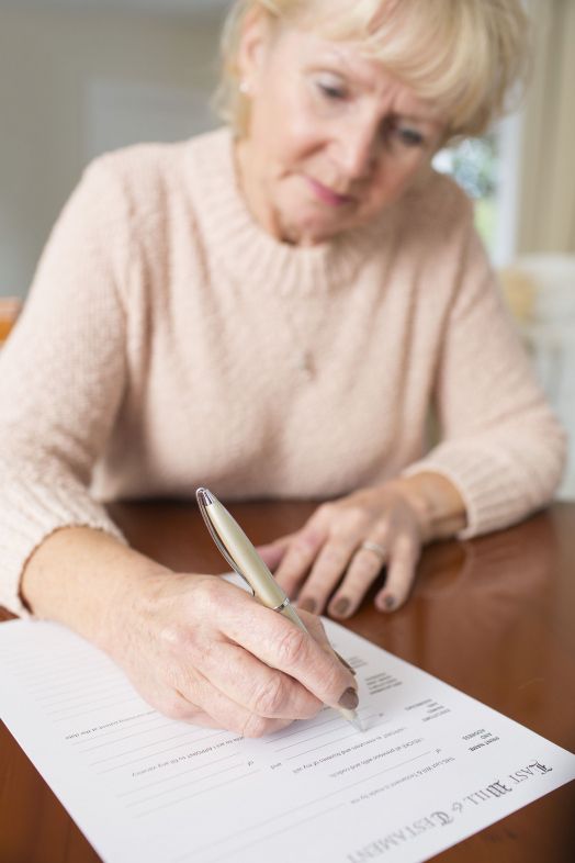 Mujer firmando su testamento. Fuente: Bigstock Mujer firmando su testamento. Fuente: Bigstock