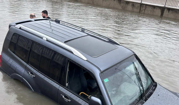 VÍDEO: Un joven rescata a una persona mayor atrapada en su coche por el agua