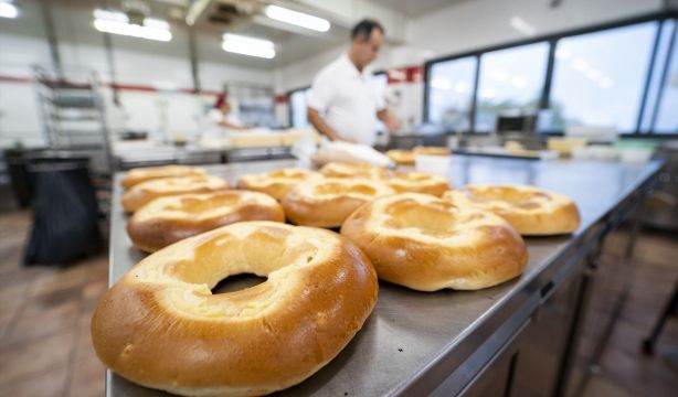 Los madrileños consumirán estos días 400.000 piezas de 'La Corona de la Almudena'