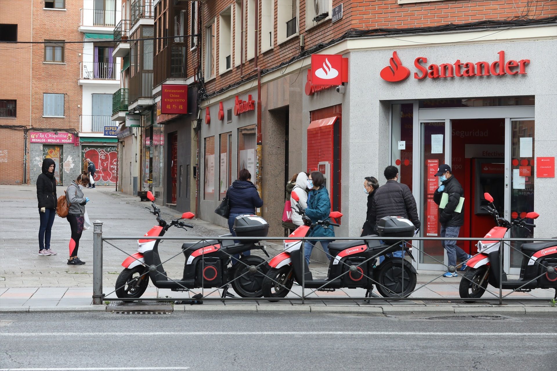 EuropaPress 2783302 varias personas esperan entrar oficina banco santander inicio cuarta semana EuropaPress 2783302 varias personas esperan entrar oficina banco santander inicio cuarta semana