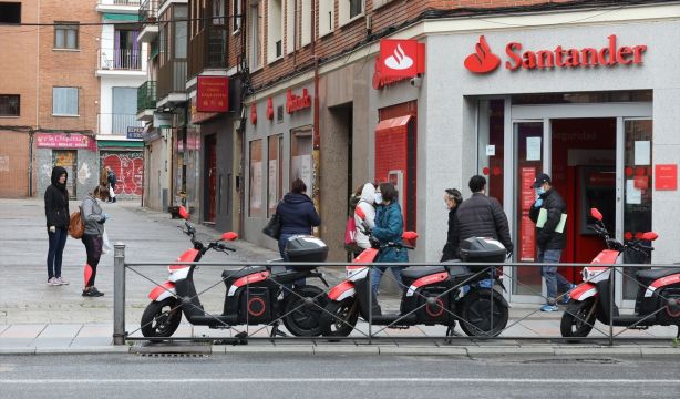 EuropaPress 2783302 varias personas esperan entrar oficina banco santander inicio cuarta semana