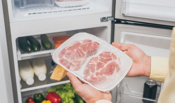 ¿Qué debes hacer con los alimentos de la nevera tras el apagón?