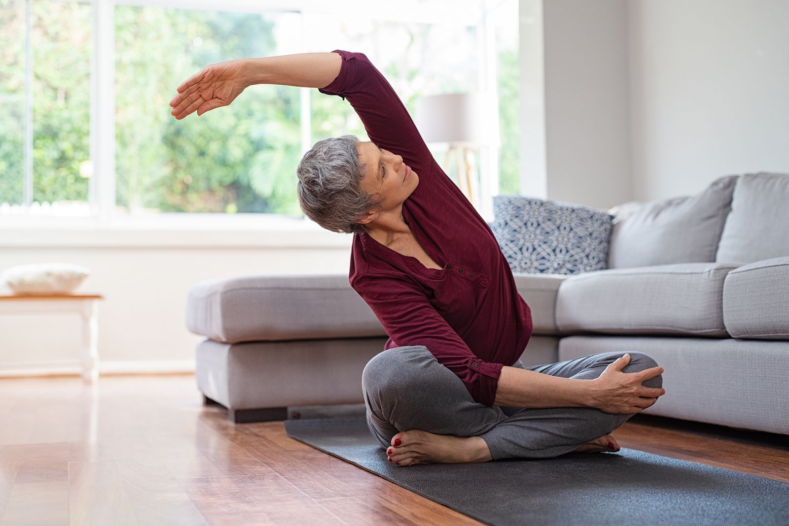 4 sencillos ejercicios matutinos para estirar bien y evitar problemas de espalda; mujer estirando