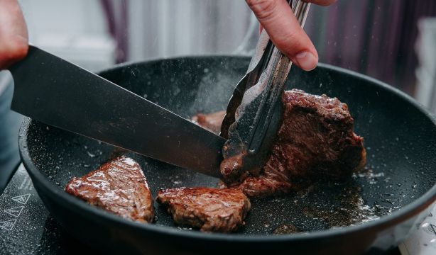 El truco definitivo de un chef para sellar la carne y evitar que se queme el aceite