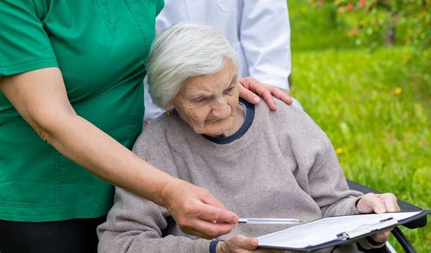 Supercuidadores publica una guía para orientar a futuros cuidadores que quieran trabajar en España