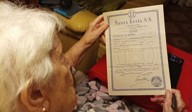 La lucha de Natalia (98) contra las subidas abusivas de Santalucía: “Llevo pagando más de 70 años”