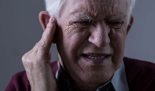 Los acúfenos, una molestia sin cura, pero con tratamiento. Fuente: BigStock