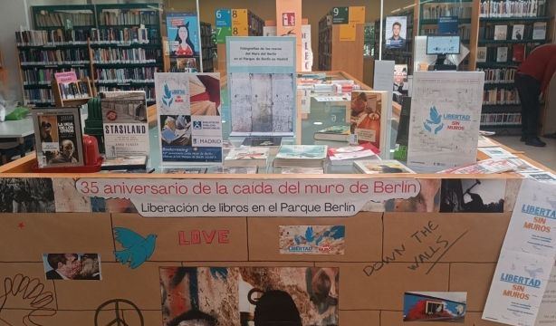 Madrid 'libera' 80 libros en el Parque de Berlín para su intercambio gratuito