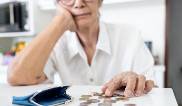 Un tercio de los hogares no puede afrontar gastos imprevistos ni ir de vacaciones una semana al año