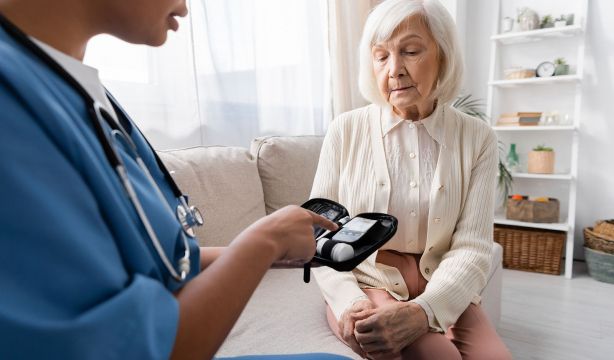 Se necesita monitorización continua de glucosa en mayores