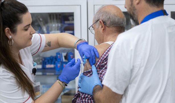 Cada euro invertido en la vacunación de mayores de 50 años genera cuatro euros de ingresos futuros