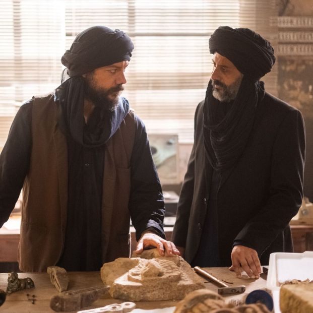 Álvaro Morte (a la izquierda) y Abdelatif Hwidar (a la izquierda) en la película 'Raqa'. Fuente: DeAPlaneta Álvaro Morte (a la izquierda) y Abdelatif Hwidar (a la izquierda) en la película 'Raqa'. Fuente: DeAPlaneta