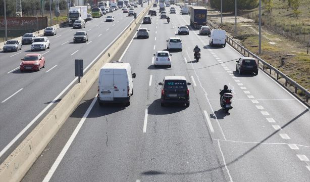 La DGT lo explica: ¿qué significan los bastones blancos pintados en las carreteras?