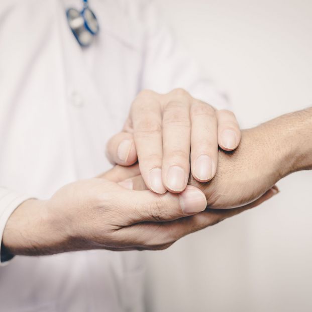 Un médico sosteniendo la mano de su paciente como muestra de apoyo. Fuente: Bigstock Un médico sosteniendo la mano de su paciente como muestra de apoyo. Fuente: Bigstock