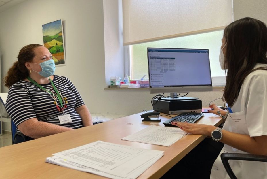 Doctora hablando con una paciente en la consulta de cáncer hereditario. Fuente: Junta de Andalucía Doctora hablando con una paciente en la consulta de cáncer hereditario. Fuente: Junta de Andalucía