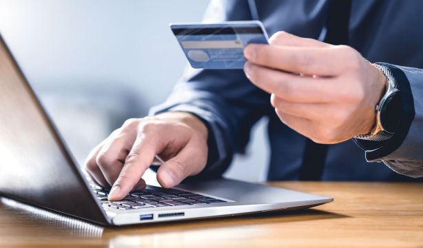 La OCU denuncia que los bancos establecen "límites injustificados" a las transferencias inmediatas