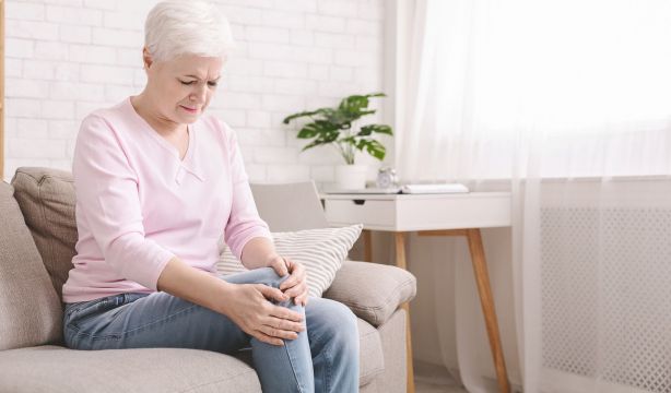 Las mujeres mayores sufren más dolor crónico que los hombres que tienen esa misma edad que ellas