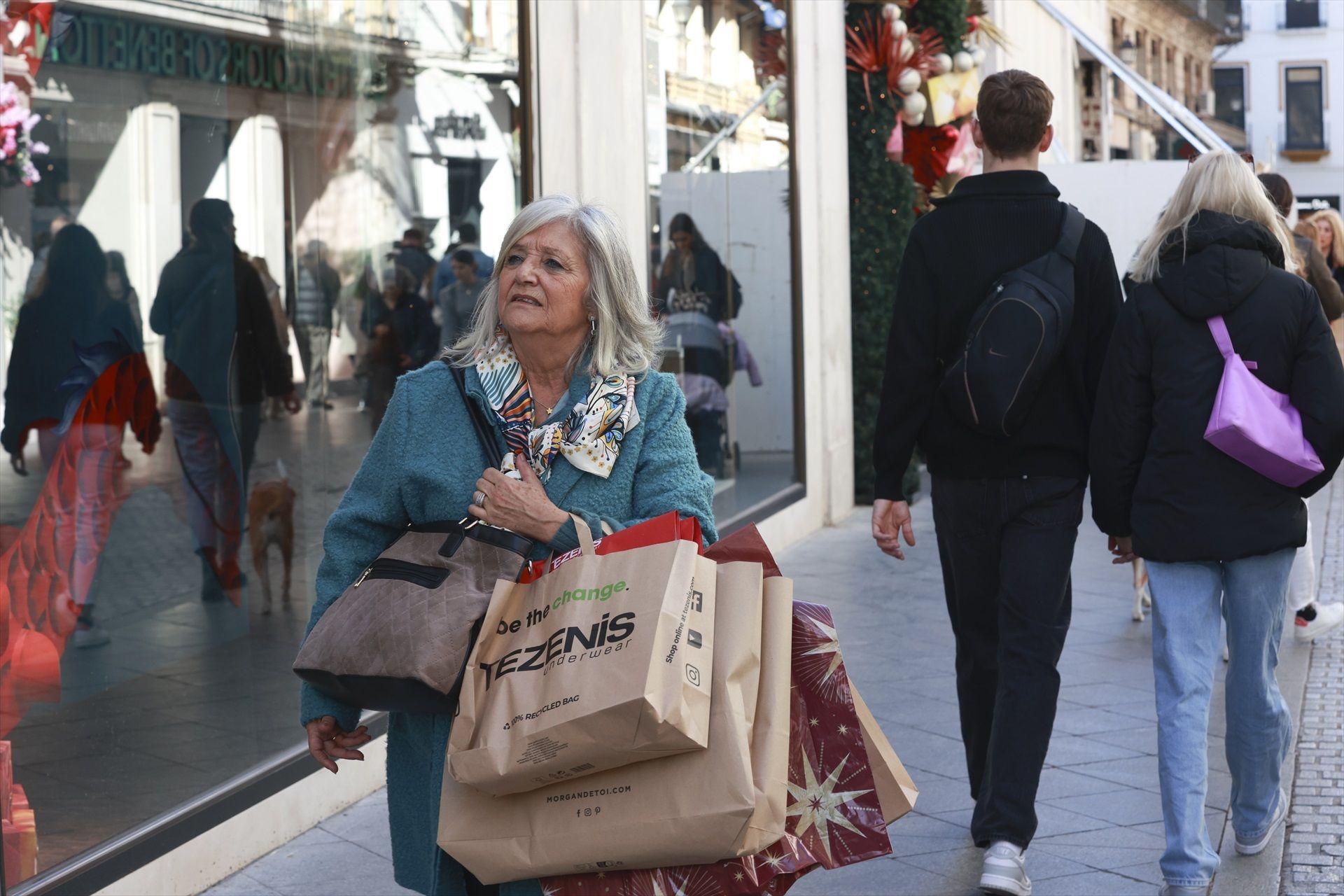 Compras navideñas de 2023 en la Calle Tetuán de Sevilla. Fuente: Rocío Ruz / Europa Press