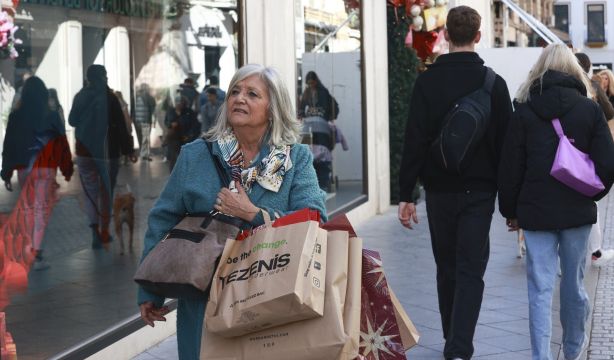 Compras navideñas de 2023 en la Calle Tetuán de Sevilla. Fuente: Rocío Ruz / Europa Press