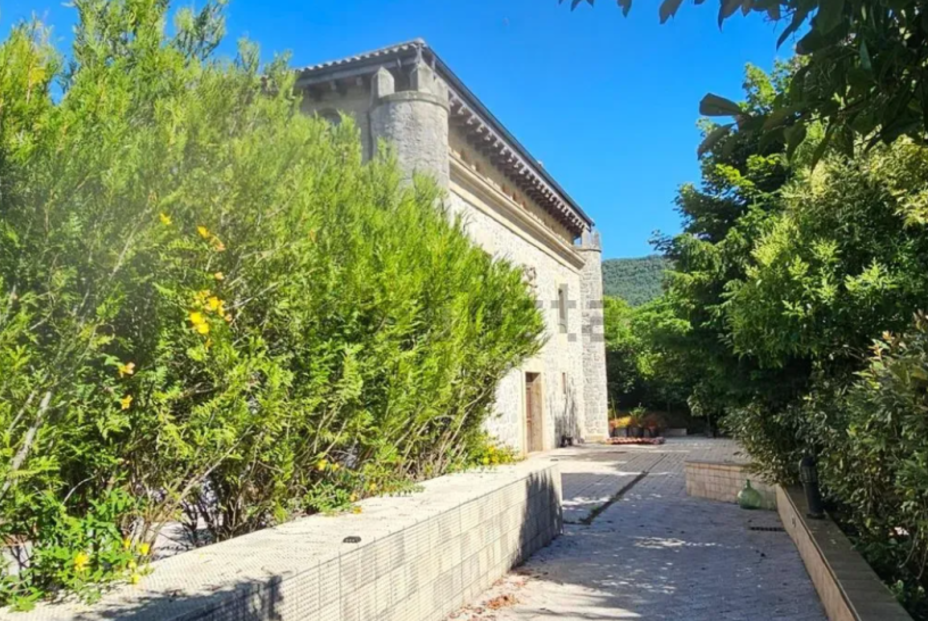 Se pone a la venta un palacio en Álava por casi 7 millones de euros que data del año 900 (idealista) Se pone a la venta un palacio en Álava por casi 7 millones de euros que data del año 900 (idealista)