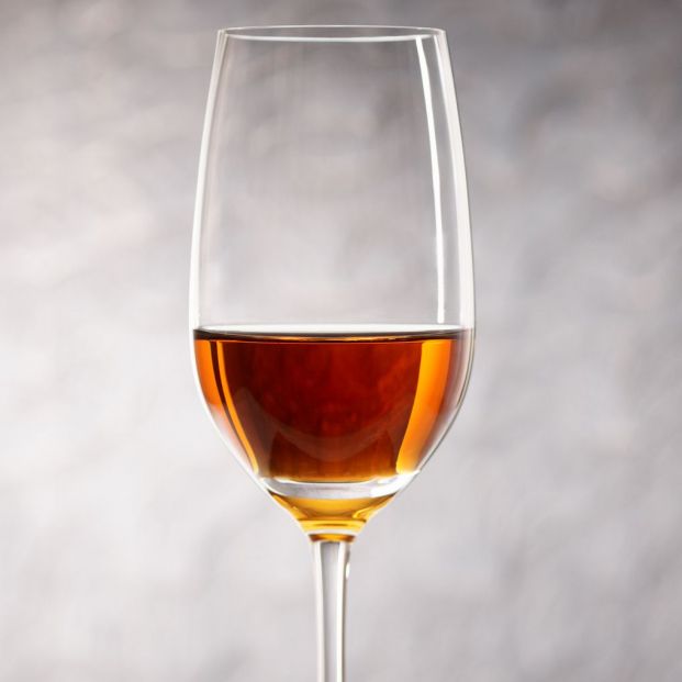 Copa de amontillado de Jerez (BigStock)