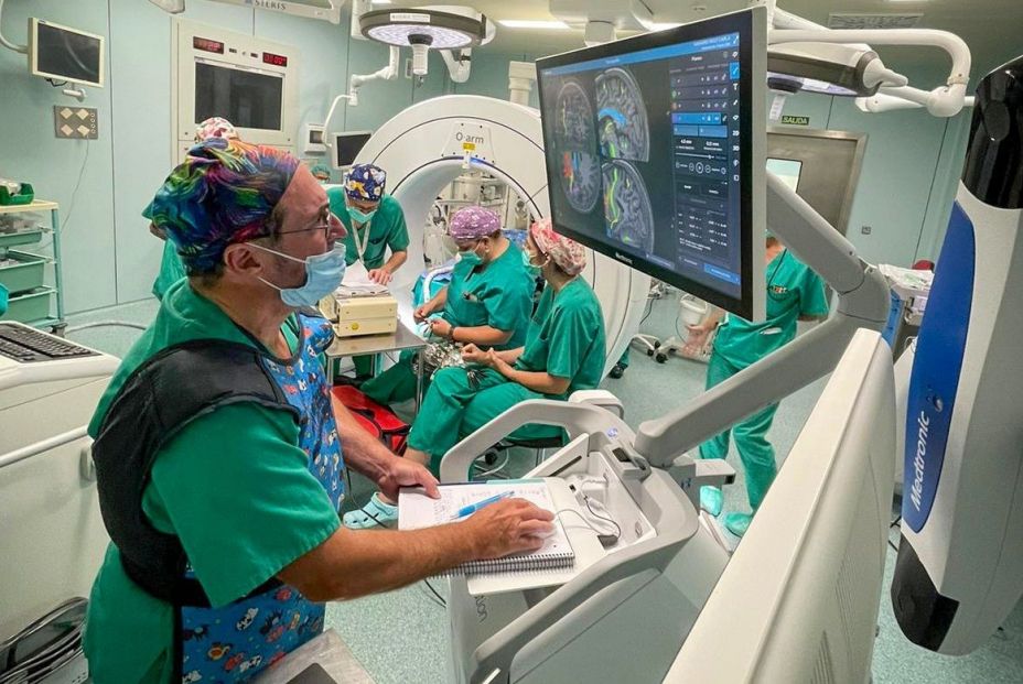 El Hospital Universitari i Politcnic La Fe de Valencia realiza con éxito el primer implante de un nuevo dispositivo para mejorar el párkinson. Fuente: Europa Press El Hospital Universitari i Politcnic La Fe de Valencia realiza con éxito el primer implante de un nuevo dispositivo para mejorar el párkinson. Fuente: Europa Press