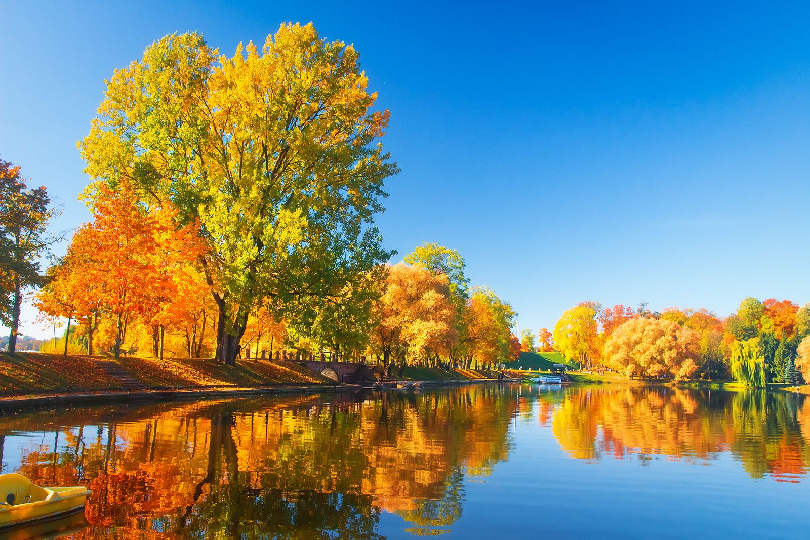 La magia del otoño - Página 10 Bigstock-autumn-park-nature-colorful-t-307365547
