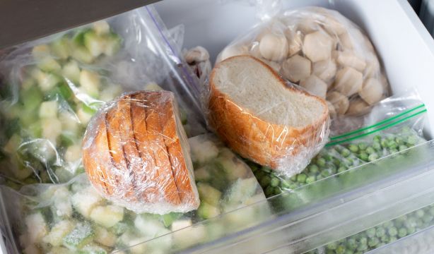 ¿Congelar el pan lo hace más saludable? Una ingeniera en alimentos da la respuesta (Bigstock)