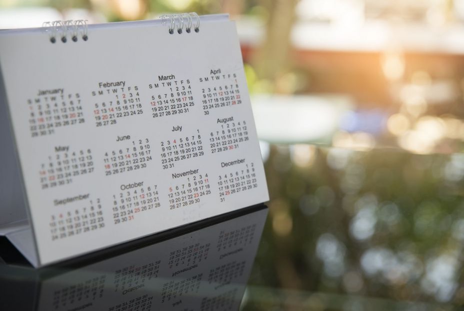 ¿Cuándo y quiénes establecieron el calendario de meses? ¿Cuándo y quiénes establecieron el calendario de meses?