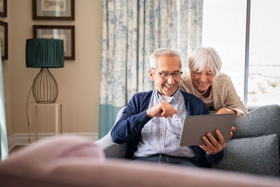 Dos personas mayores haciendo una videollamada. Fuente: Bigstock Dos personas mayores haciendo una videollamada. Fuente: Bigstock