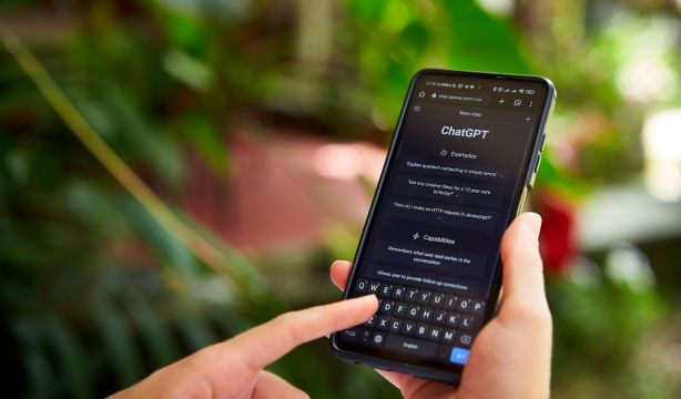 ChatGPT permite seleccionar un contacto de confianza al que alertará ante posibles riesgos