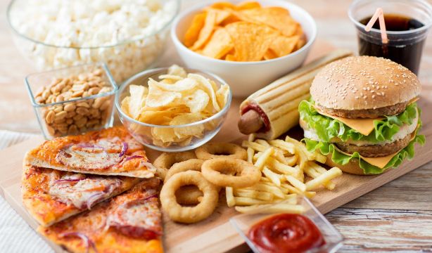 Descubre por qué cenar mucha cantidad puede ser malo para la salud a largo plazo