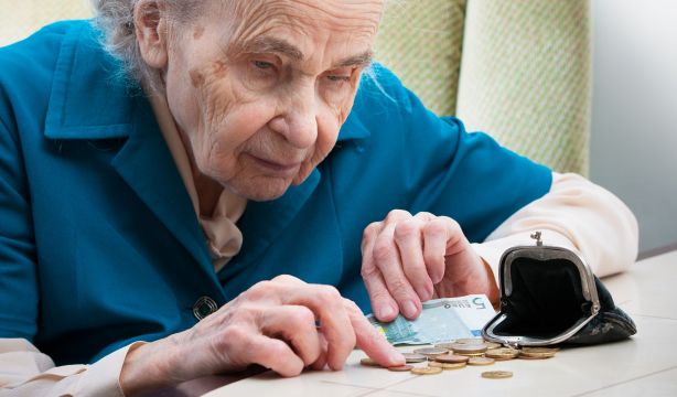 La pensión de viudedad supone tan solo 937 euros al mes: sigue muy por debajo del salario mínimo