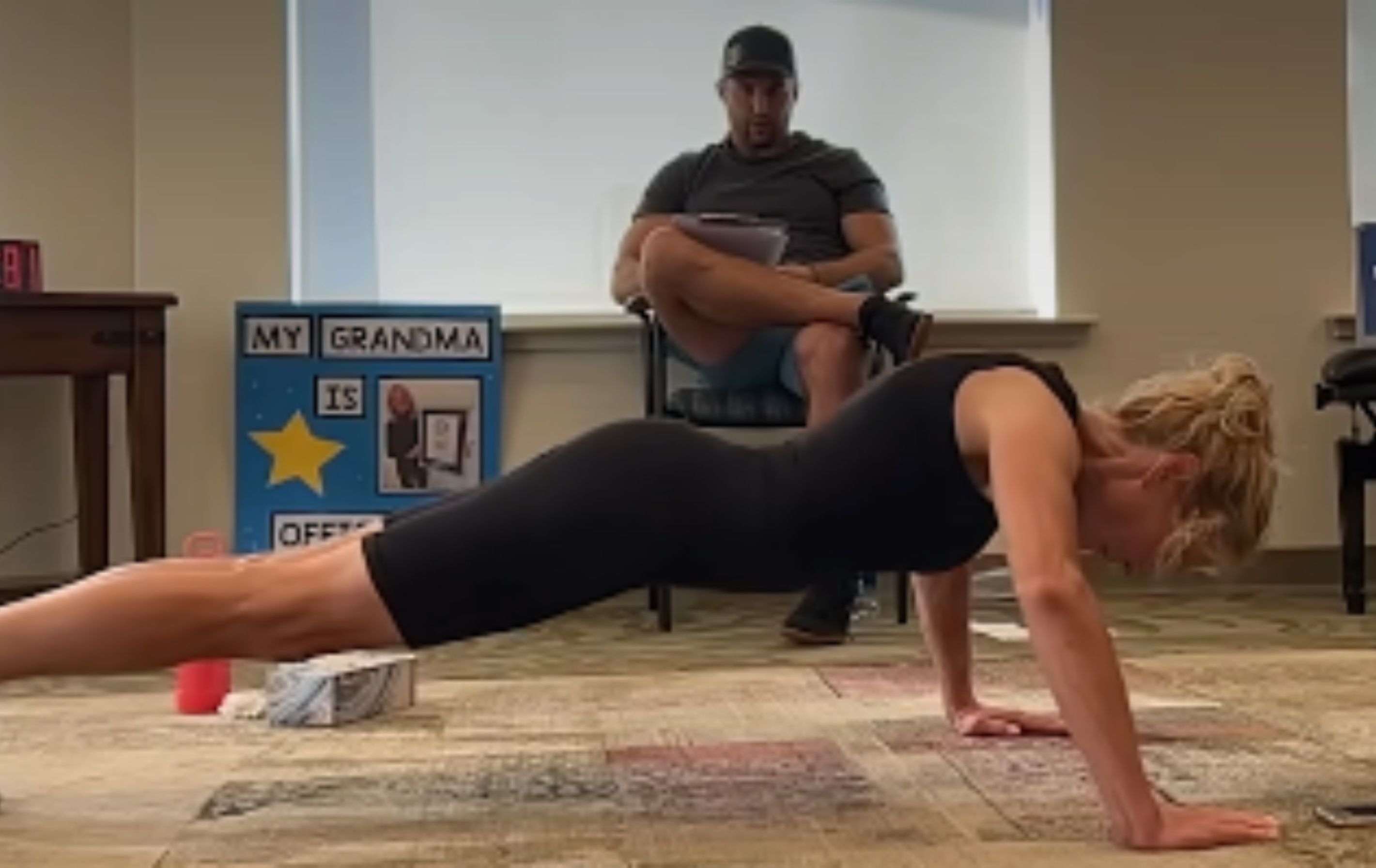 Una canadiense de 59 años logra su segundo récord mundial con más de 1.500 flexiones en una hora (Guinness World Records) Una canadiense de 59 años logra su segundo récord mundial con más de 1.500 flexiones en una hora (Guinness World Records)