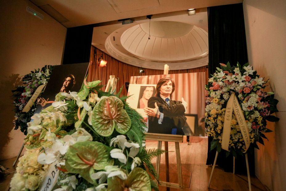 Capilla ardiente de Camilo Sesto instalada en la sede de la SGA un día después de su fallecimiento el 8 de septiembre de 2019 Capilla ardiente de Camilo Sesto instalada en la sede de la SGA un día después de su fallecimiento el 8 de septiembre de 2019