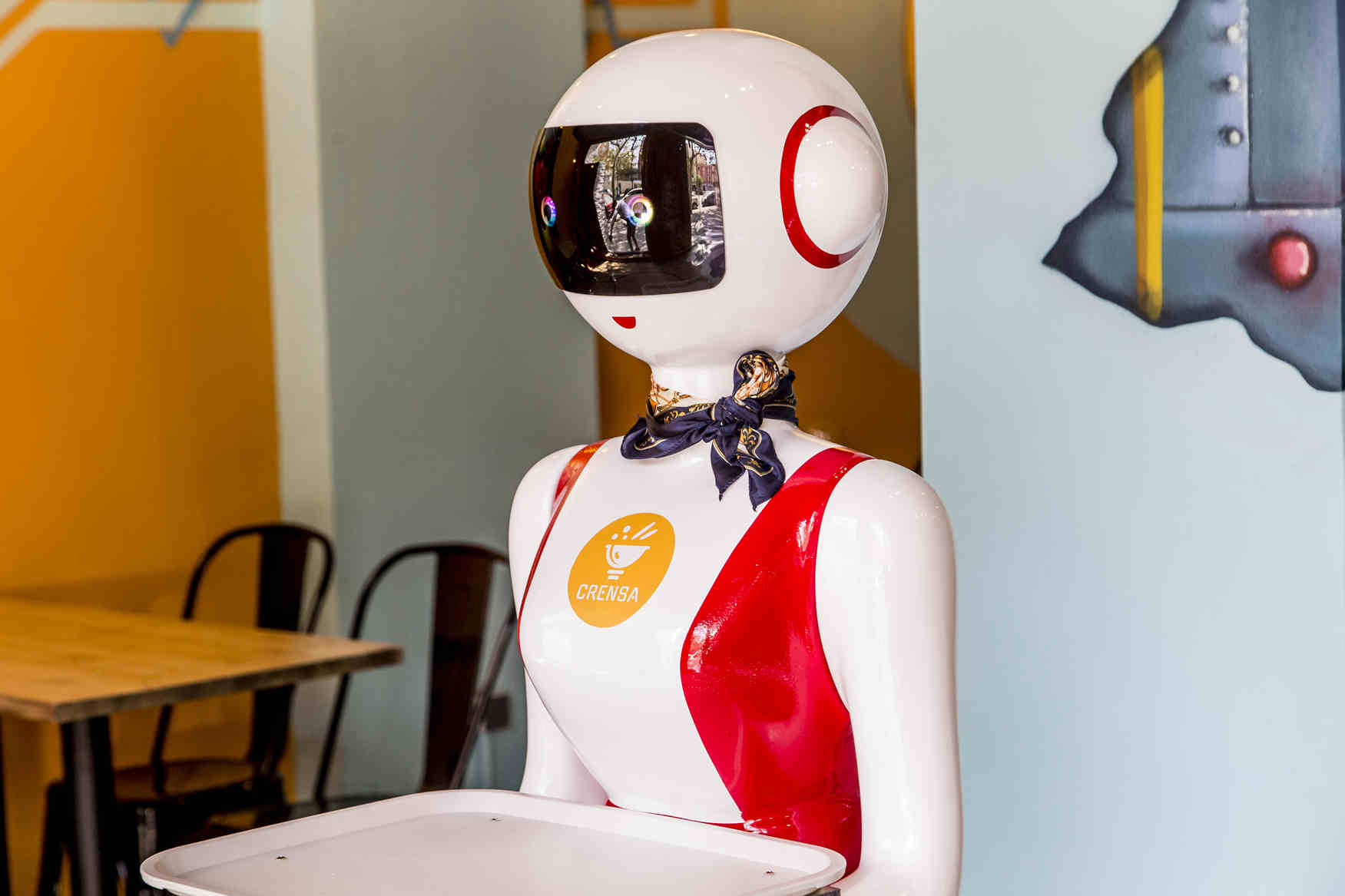 Valencia estrena el primer robot camarero de España
