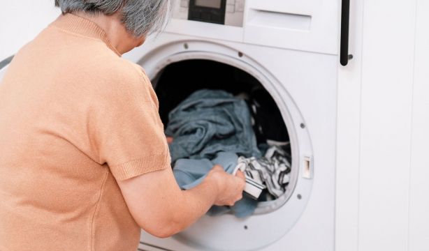 Cuándo conviene lavar la ropa con agua caliente y por qué no es solo una cuestión de manchas