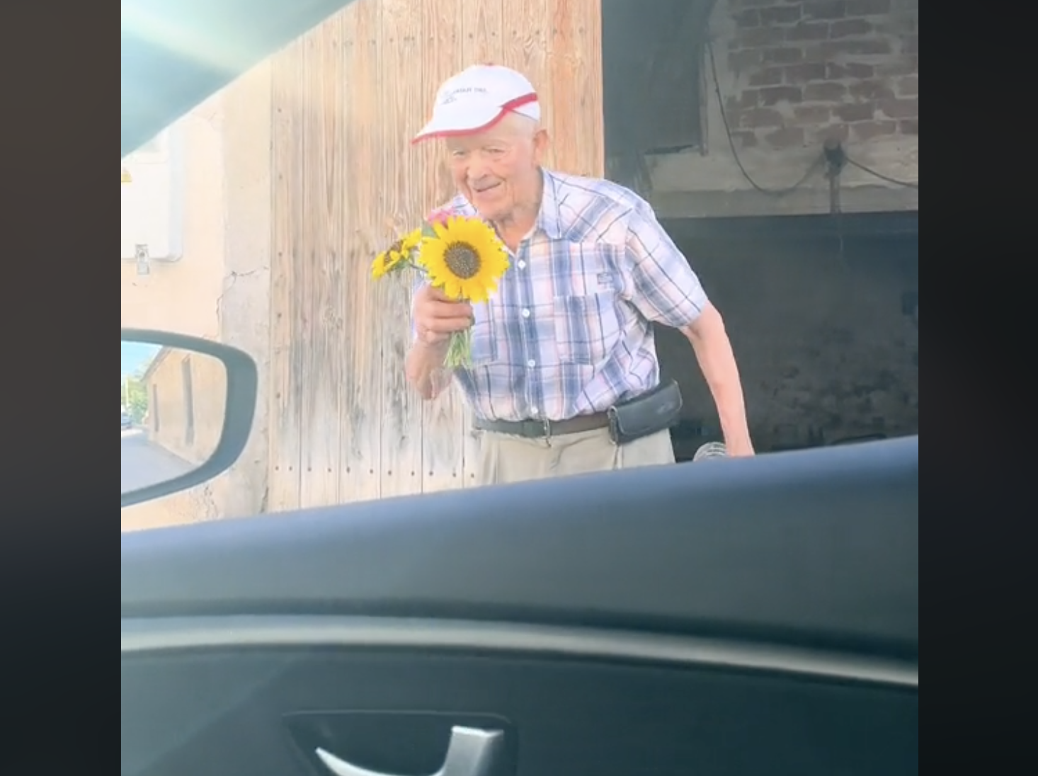 El gesto más bonito que verás hoy: despide a su nieta todos los días con un ramo de flores El gesto más bonito que verás hoy: despide a su nieta todos los días con un ramo de flores