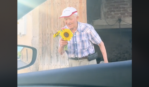 El gesto más bonito que verás hoy: despide a su nieta todos los días con un ramo de flores